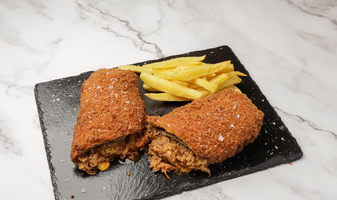 El Pulled Bastardo con pulled pork y cheddar fundido